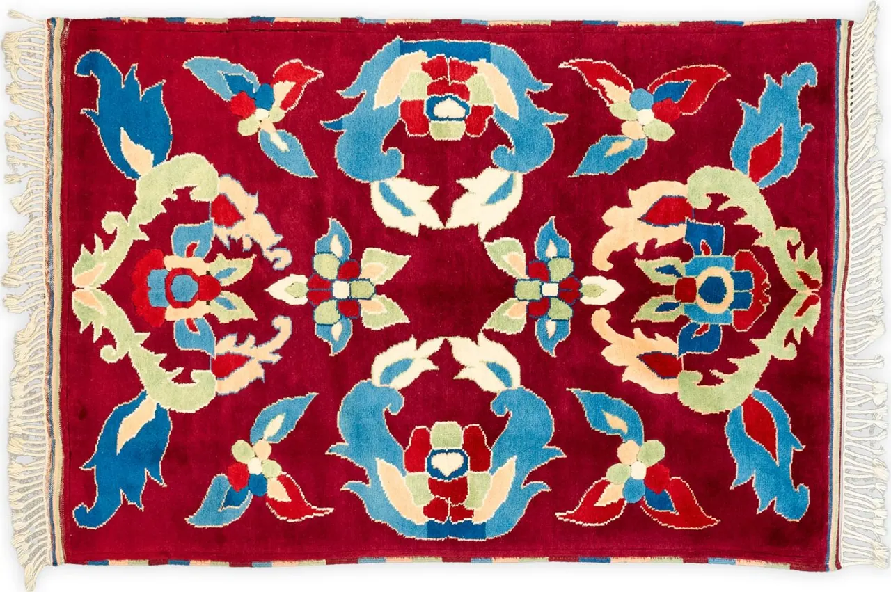 Handwoven rug No. 541, 5′ × 7′, viewed from above